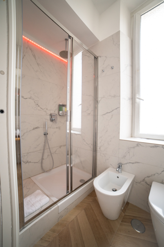 bagno privato bed and brekfast Roma centro con doccia a led