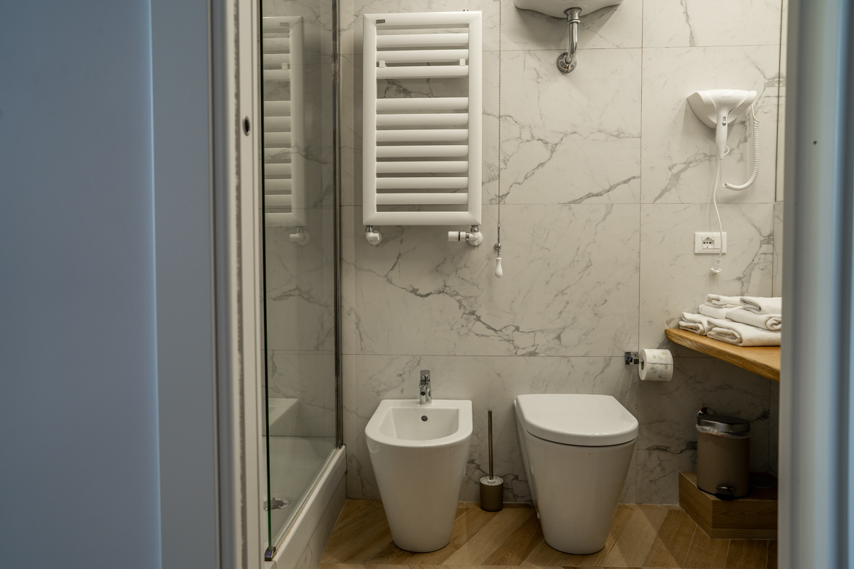 bagno privato con doccia emozionale bed and brekfast Roma centro